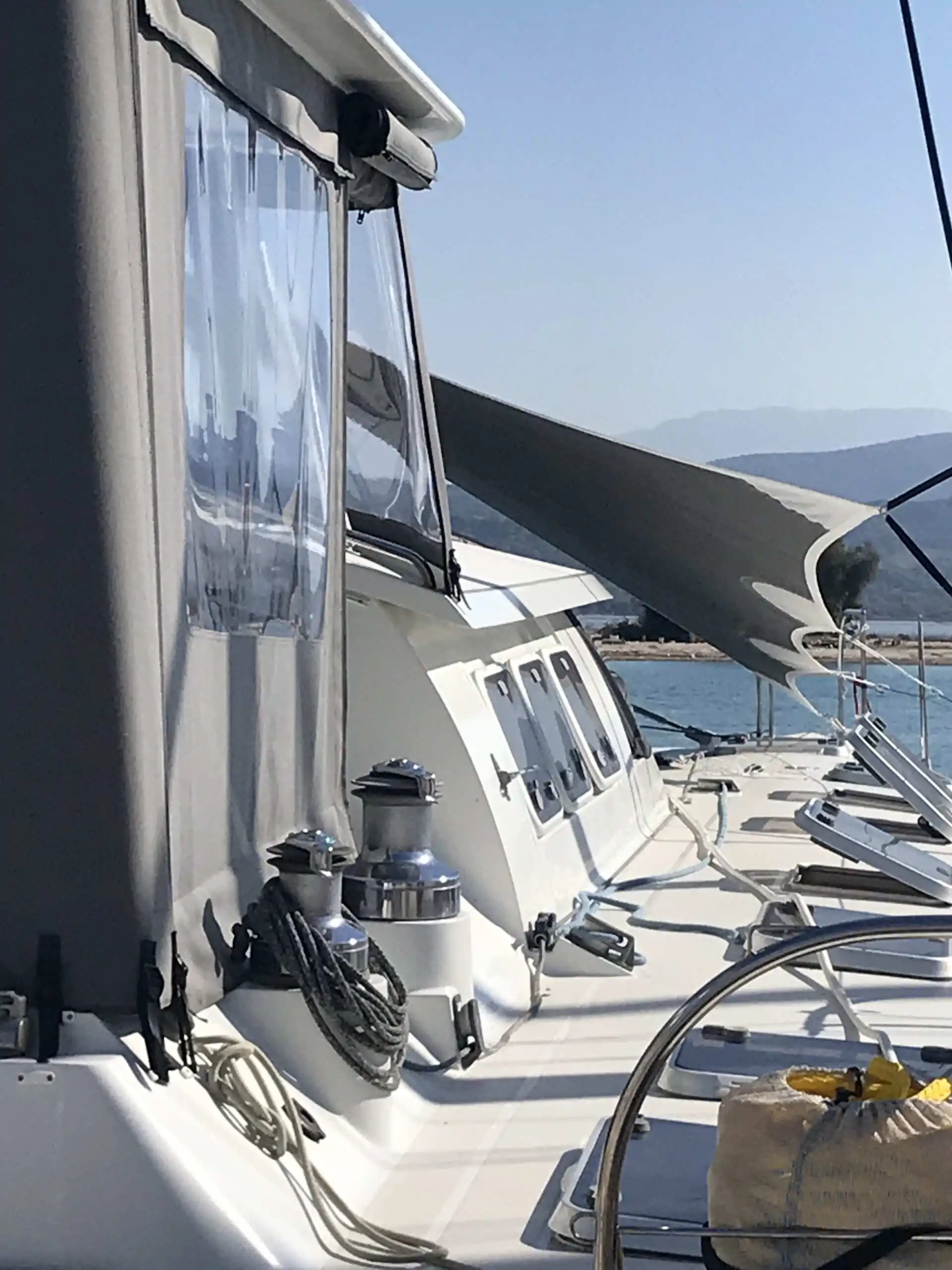 Marine shade system fitted on a boat