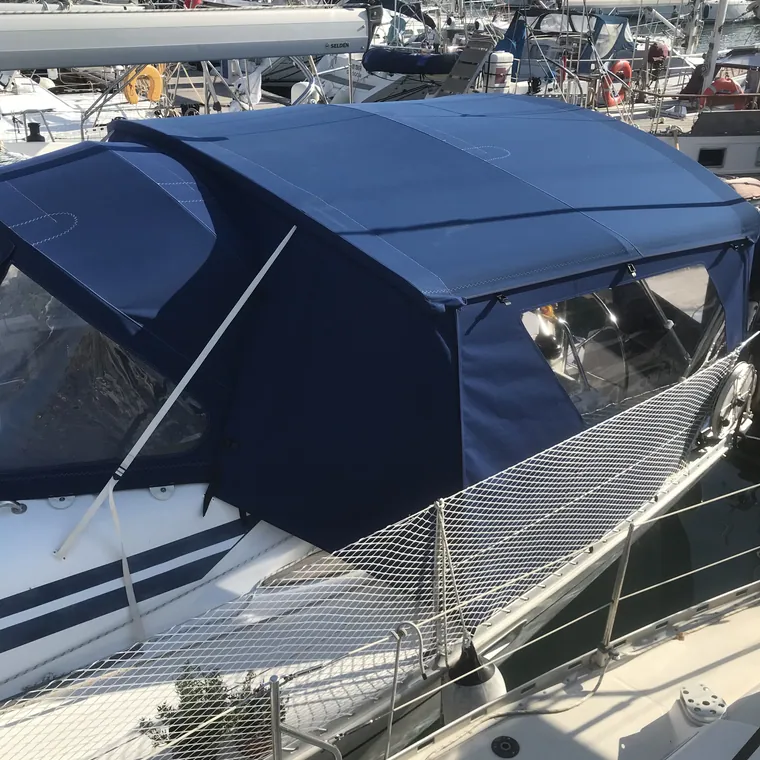 Blue cockpit enclosure closing in the aft cockpit of a motorboat