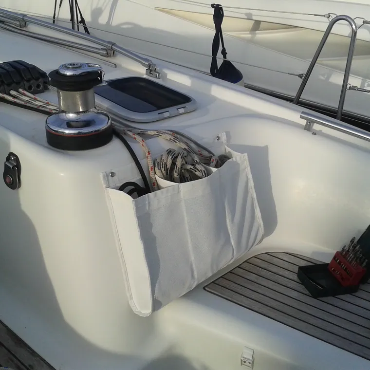 Rope bag in the cockpit beside the winch