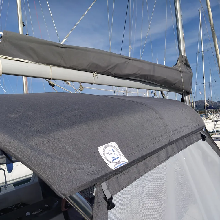Grey lazy bag closed along the boom
