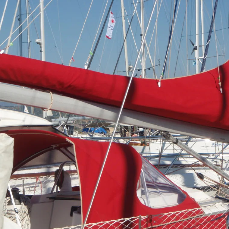 Red lazy bag and matching sprayhood on the same yacht