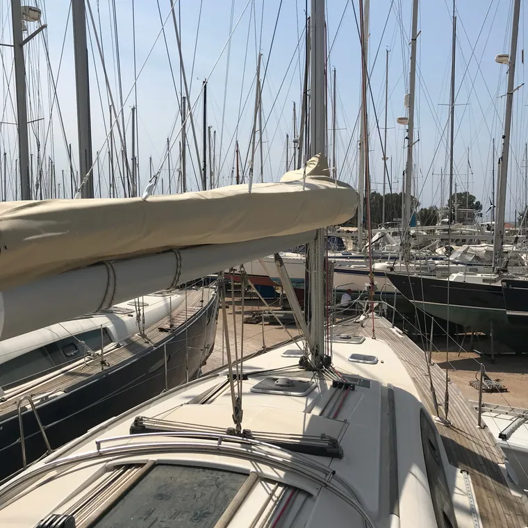 Cream lazy bag running the length of the boom at the dock