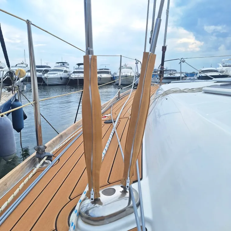 Laced leather covers on the shrouds where they meet the side deck