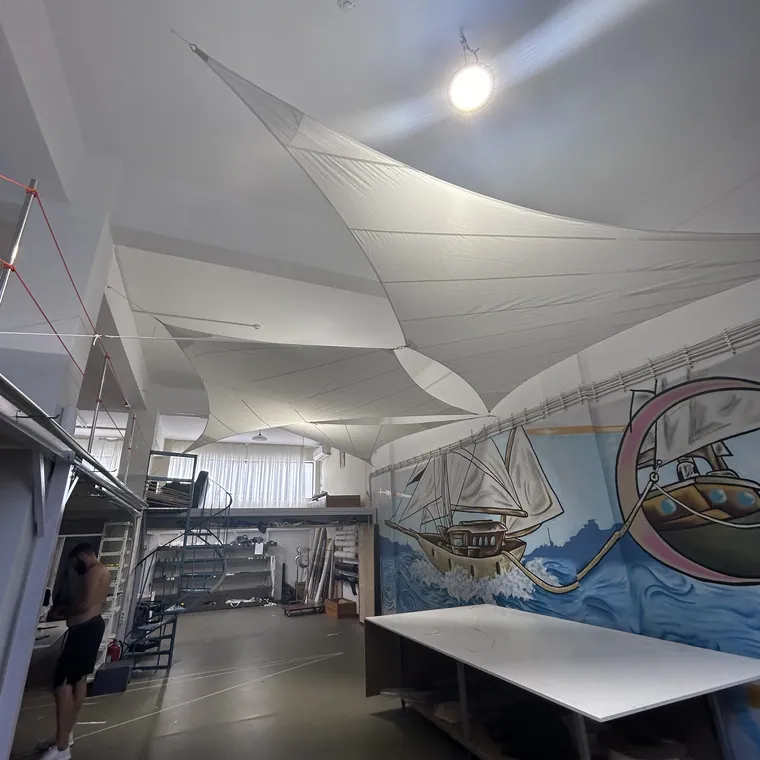 Sail-shaped shading fitted inside a showroom