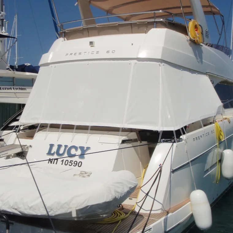 Cream side panels on the flybridge of a motor yacht