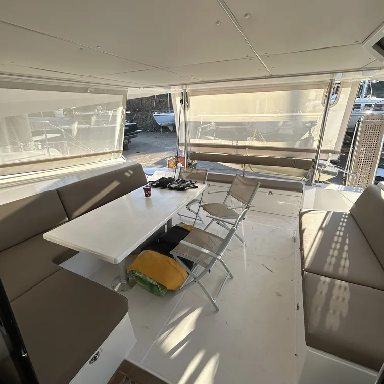 Side panels around the cockpit of a catamaran