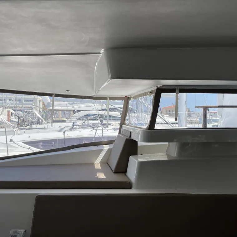 Mesh side panel closing the side deck of a catamaran