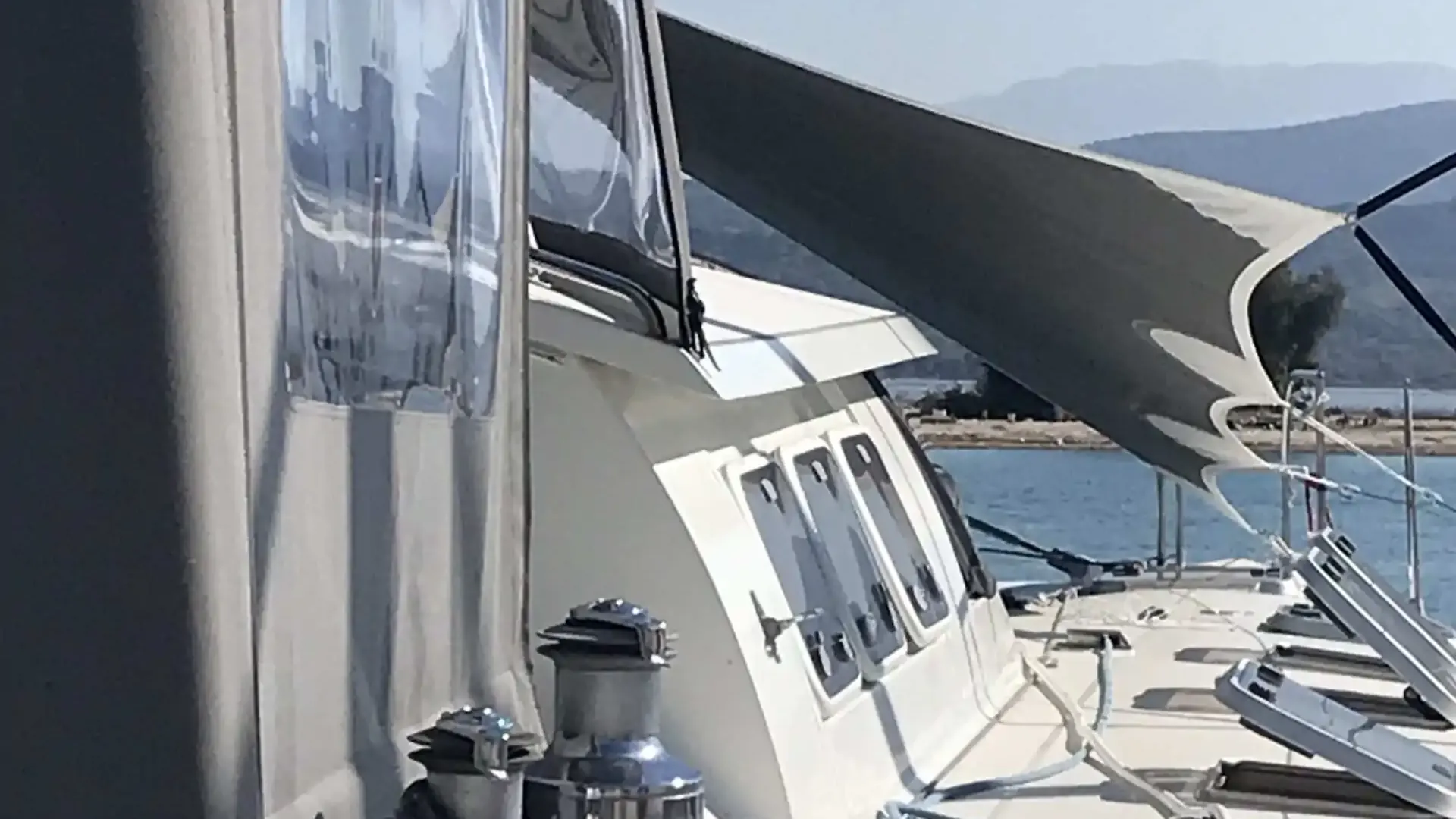 Marine shade system fitted on a boat