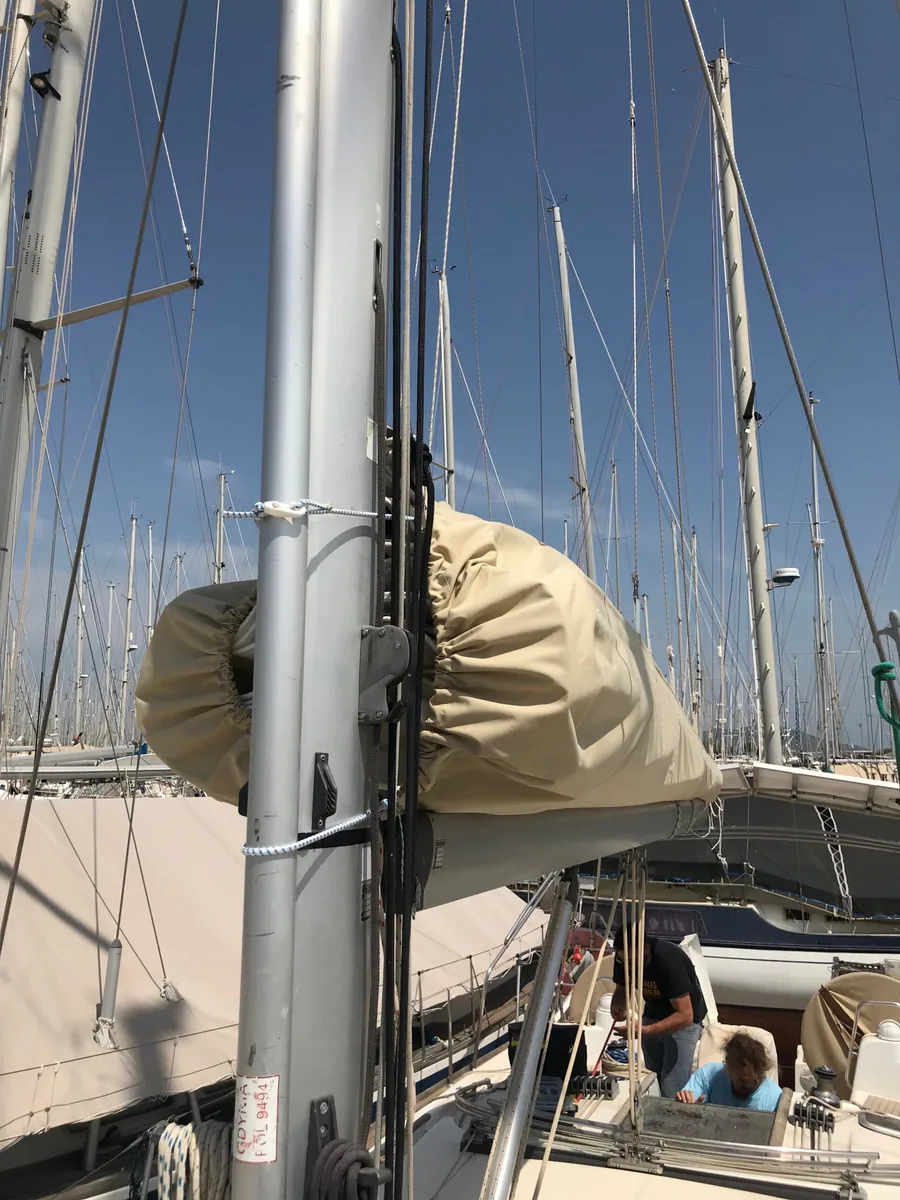 Cream lazy bag at the mast, seen from the foredeck